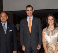 Su Alteza Real el Príncipe de Asturias junto al Presidente electo de Costa Rica, Luis Guillermo Solís y la Primera Dama, Mercedes Peñas, a su llegada 